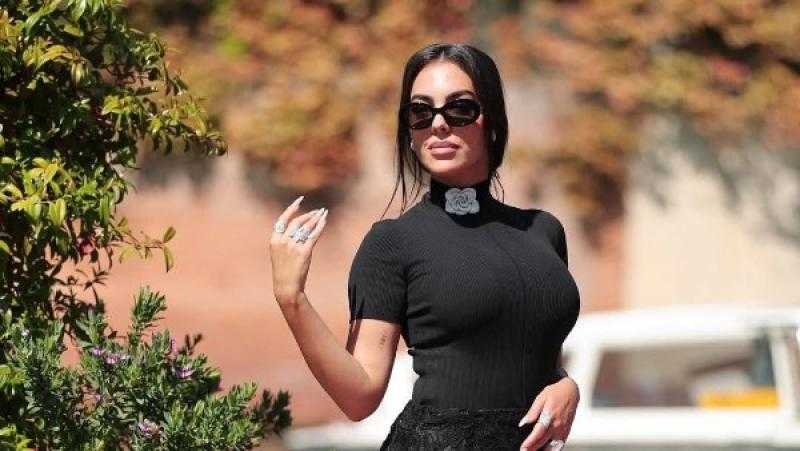 جورجينا رودريغيز تأسر الأنظار بإطلالة سوداء كلاسيكية في مهرجان فينيسيا