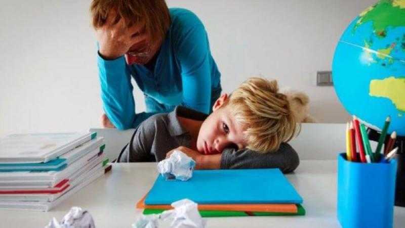 دليلك للتعامل مع رفض طفلك أداء الواجب المدرسي بعقلانية وهدوء