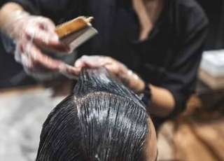 تصفيف الشعر.. جمال يهدد الصحة بـ”انبعاثات خفية”