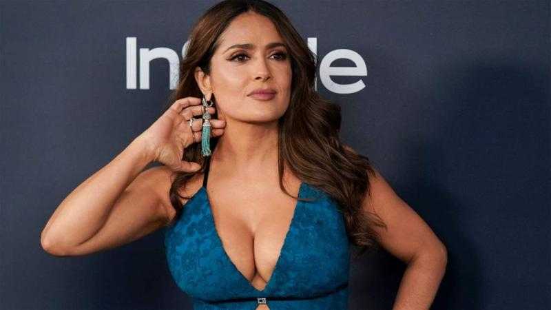 سلمى حايك تكشف أسرار رشاقتها في سن الـ59 .. الدهون الصحية واليوجا هما المفتاح