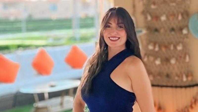 إطلالة صيفية أنيقة.. نرمين الفقي تخطف الأنظار بالأزرق الغامق