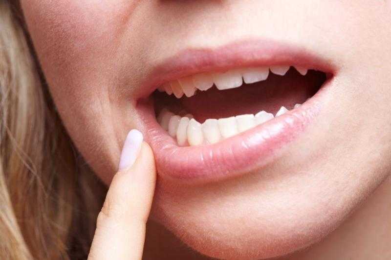علامات مبكرة قد تشير إلى سرطان الدم .. لا تتجاهل نزيف اللثة وخدر الأطراف