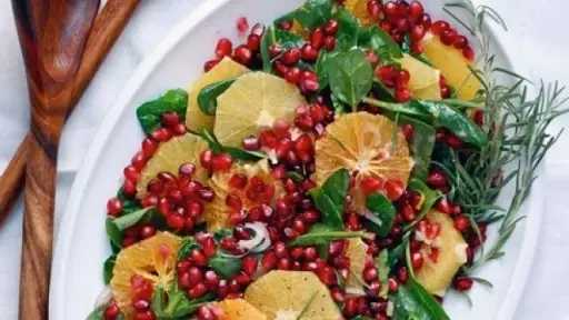 سلطة الرمان المنعشة.. وصفة سهلة تضيف طابعاً مميزاً لمائدتك