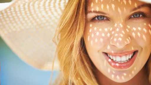 دليل المرأة العصريّة.. مستحضرات تجميل أساسية للسفر بلا عناء