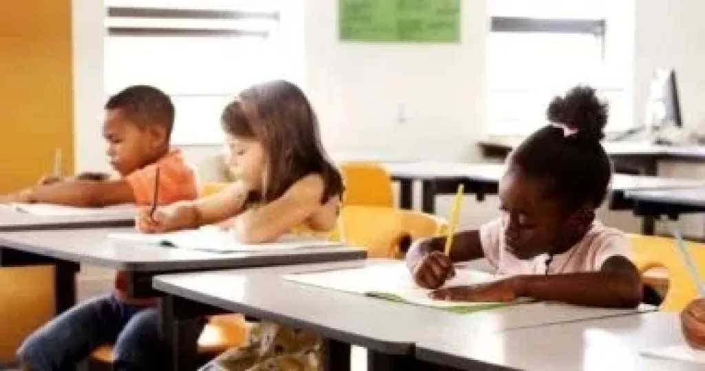 مخاطر كثرة الجلوس عند الأطفال.. كيف تحمي طفلك؟