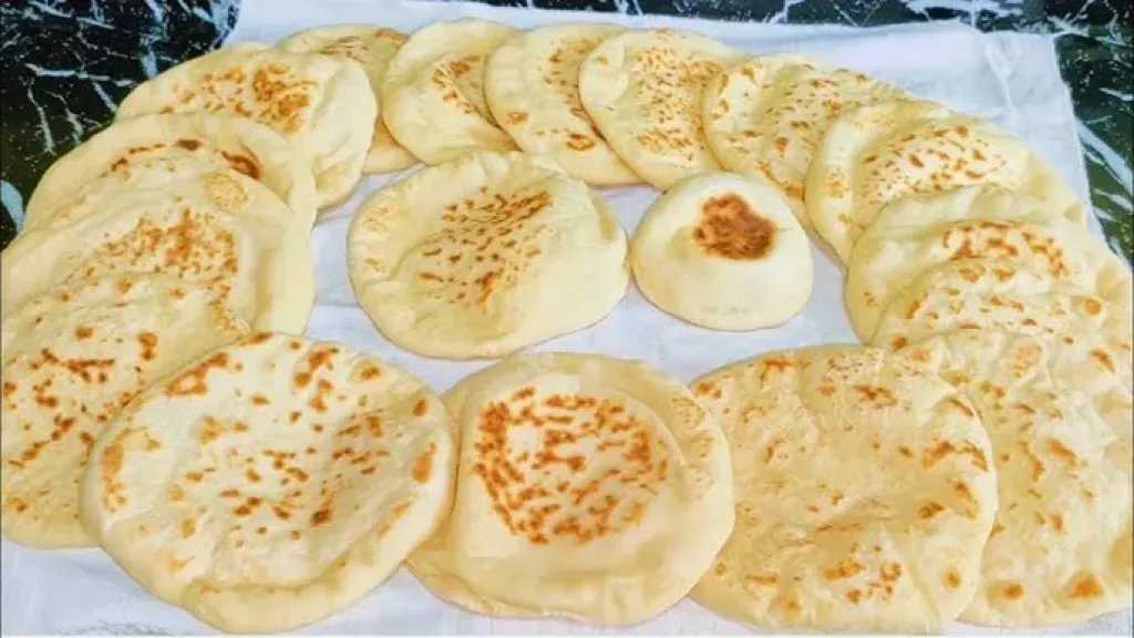 طريقة تحضير خبز الطاسة مع صوص الزبادي بالخضار: وصفة سهلة ولذيذة