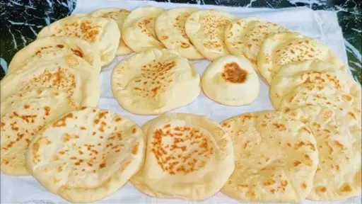 طريقة تحضير خبز الطاسة مع صوص الزبادي بالخضار: وصفة سهلة ولذيذة