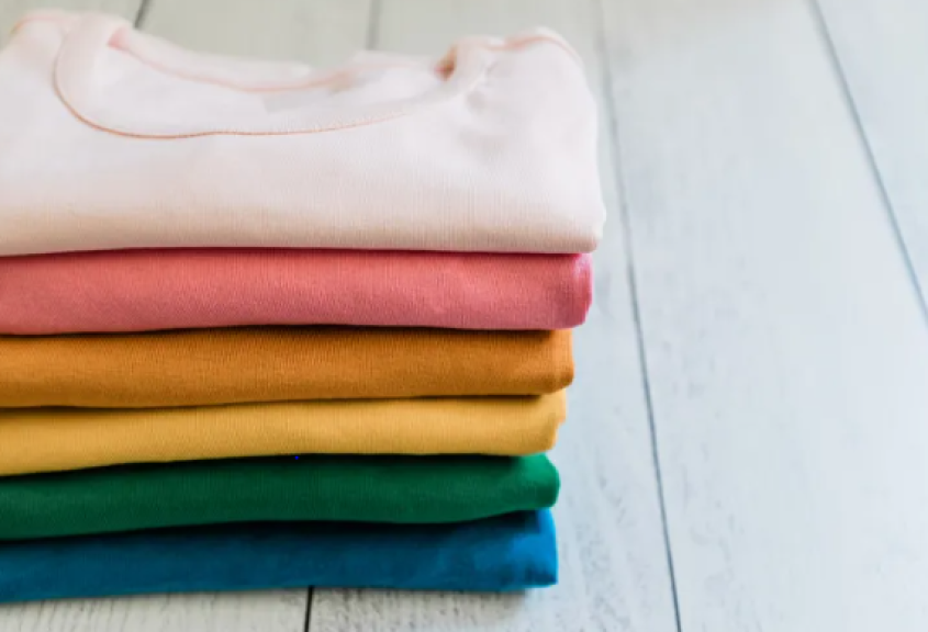 ألوان الملابس الزاهية