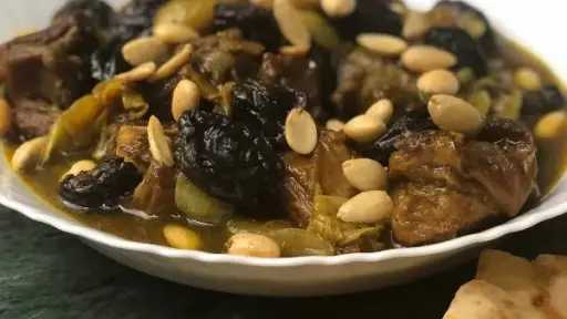 طاجين اللحمة بالقرصية المغربية.. رحلة إلى عمق النكهات التقليدية في المطبخ المغربي