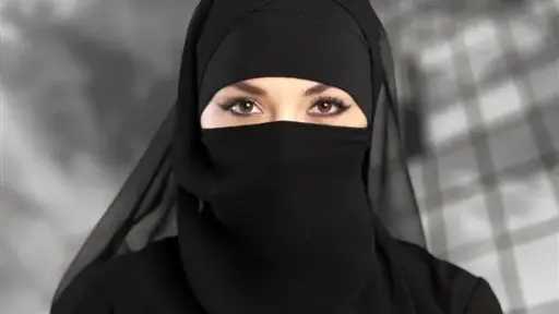 هل ارتداء النقاب مع رفض الأهل يُعتبر عقوقًا؟ أمين الفتوى يوضح