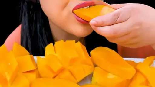 تفسير حلم أكل المانجو والعنب .. دلالات الفرج والرزق
