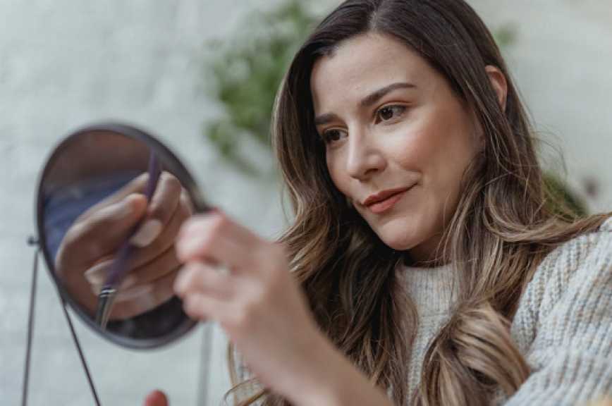 خمس خطوات لمكياج مشرق وطبيعي يلائم العمل والدراسة