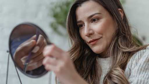 خمس خطوات لمكياج مشرق وطبيعي يلائم العمل والدراسة