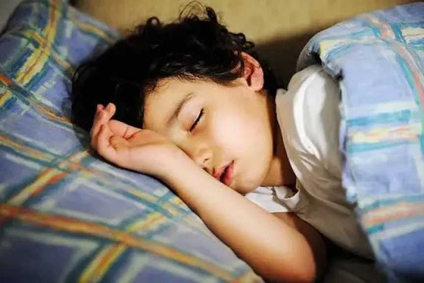 كيف تساعد أطفالك في تنظيم نومهم قبل العودة إلى المدرسة؟.. نصائح عملية