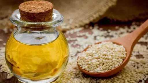 زيت السمسم.. السر الطبيعي لشعر قوي وصحي ينافس زيت الروز ماري