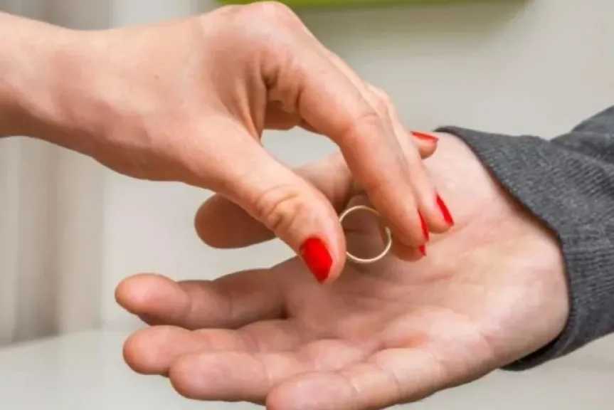 هل يجب فسخ الخطوبة إذا كانت خطيبتي لا تصلي؟