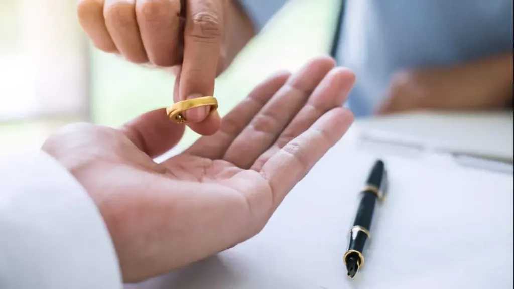 توقيع الطلاق دون اللفظ.. هل يقع شرعًا؟ دار الإفتاء توضح في حكم قضائي مفصل