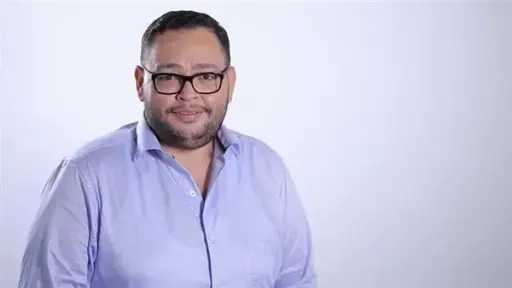 إخلاء سبيل نجل أحمد رزق بعد التصالح مع الطالب المعتدى عليه في 6 أكتوبر