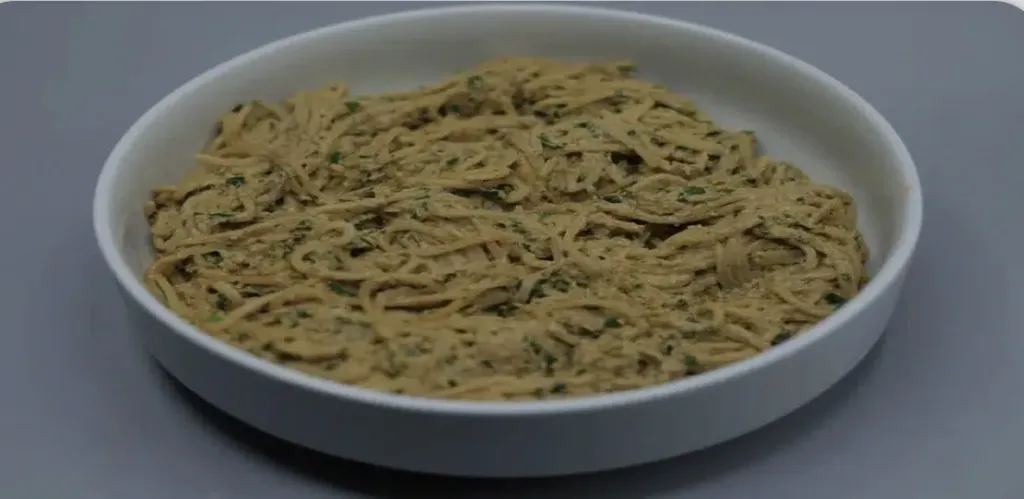 مكرونة بصوص السبانخ