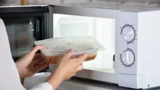 الميكروويف قنبلة موقوتة إذا أسيء استخدامه.. تحذيرات عاجلة لحماية أسرتك