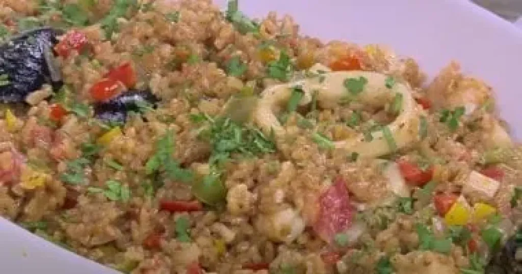 أرز بني بفواكه البحر
