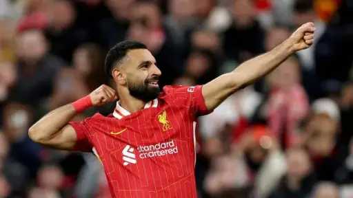 محمد صلاح يحقق لحظة إنسانية مؤثرة مع مشجعة في مباراة ليفربول وكريستال بالاس