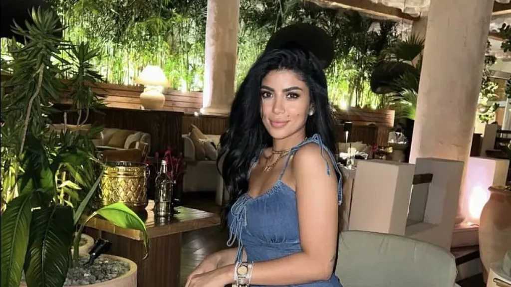 كارولين عزمي تخطف الأنظار بإطلالة مشرقة وجريئة على إنستجرام