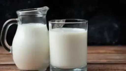 للأمهات.. الطرق المنزلية البسيطة لكشف غش الحليب وحمايتكِ وصحة أسرتكِ