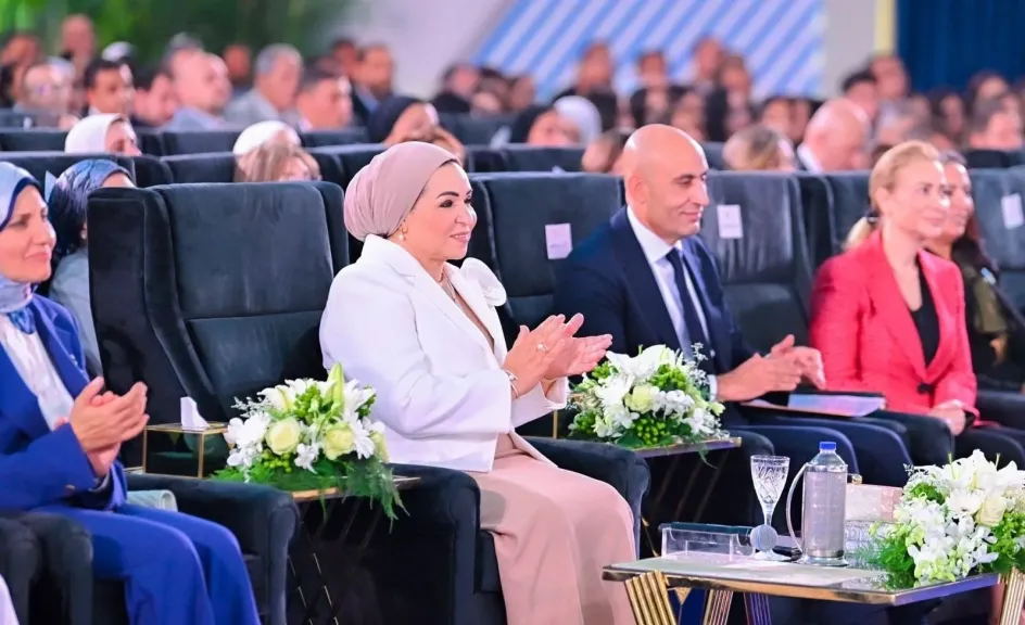 السيدة انتصار السيسي تشهد تكريم أوائل التعليم الفني وتعلن عن 34 منحة دراسية كاملة