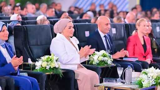 السيدة انتصار السيسي تشهد تكريم أوائل التعليم الفني وتعلن عن 34 منحة دراسية كاملة