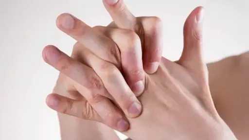 تنميل الأصابع.. القصة المخفية وراء الأعراض المزعجة وتأثيرها على حياة المرأة