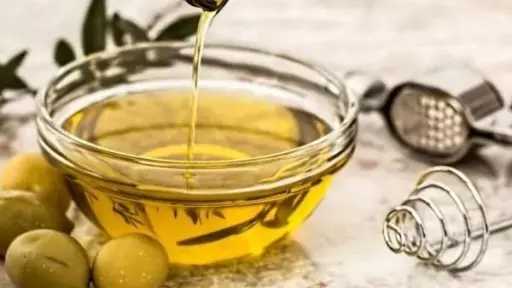 المضمضة بالزيت.. سر صحي للمرأة لجمال الفم وصحة الجسم