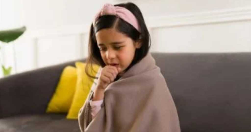 أساليب طبيعية وآمنة لتخفيف السعال ونزلات البرد لدى الأطفال في الشتاء