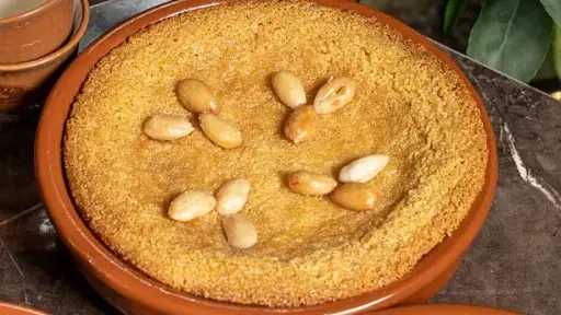 طريقة مبتكرة لتحضير طاجن البسبوسة بالمكسرات.. طعم فاخر بمكونات بسيطة
