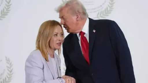 ترامب يشعل السوشيال ميديا بمغازلته لرئيسة وزراء إيطاليا خلال قمة شرم الشيخ للسلام