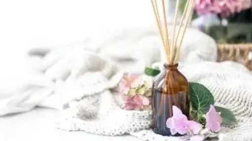 اصنعي عطرك الخاص.. أسرار بسيطة لتنعيم أجواء منزلك برائحة طبيعية مميزة