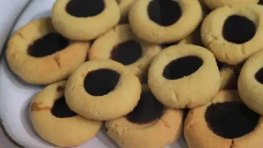كوكيز الطحينة المحشي بالعسل الأسود..  حلوى مبتكرة بنكهات غنية للمرأة العصرية