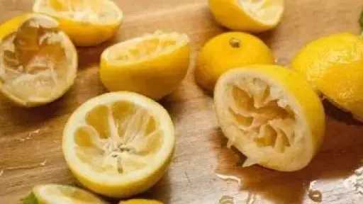 قشر الليمون.. الحليف المذهل للمرأة العصرية بين يديك