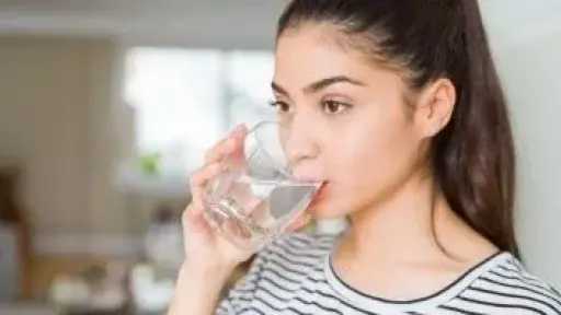 طرق مبتكرة لمساعدة المرأة على شرب المزيد من الماء والحفاظ على الترطيب