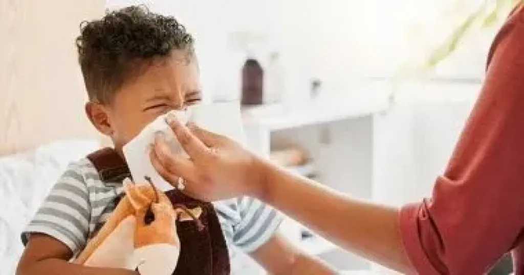 في برد الخريف والشتا.. نصائح ذهبية لكل أم لحماية طفلها من العدوى وتقلبات الجو