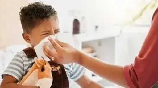 في برد الخريف والشتا.. نصائح ذهبية لكل أم لحماية طفلها من العدوى وتقلبات الجو