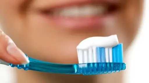 ابتسامتك بين يديك.. هل تُفرِطين في تنظيف أسنانك؟