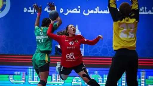 سيدات الأهلي يتقدمن على بترو أتلتيكو 12-9 في الشوط الأول من نهائي أفريقيا