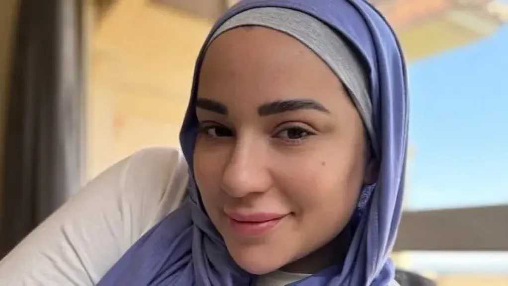 أسما شريف منير تعبر عن سعادتها بالحجاب