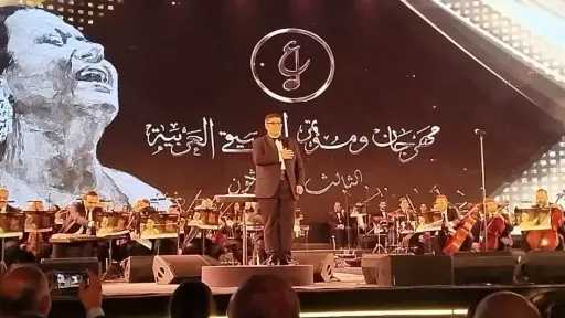 المايسترو علاء عبد السلام يفتتح حفل مهرجان الموسيقى العربية بأغنية ”فاتت جنبنا”