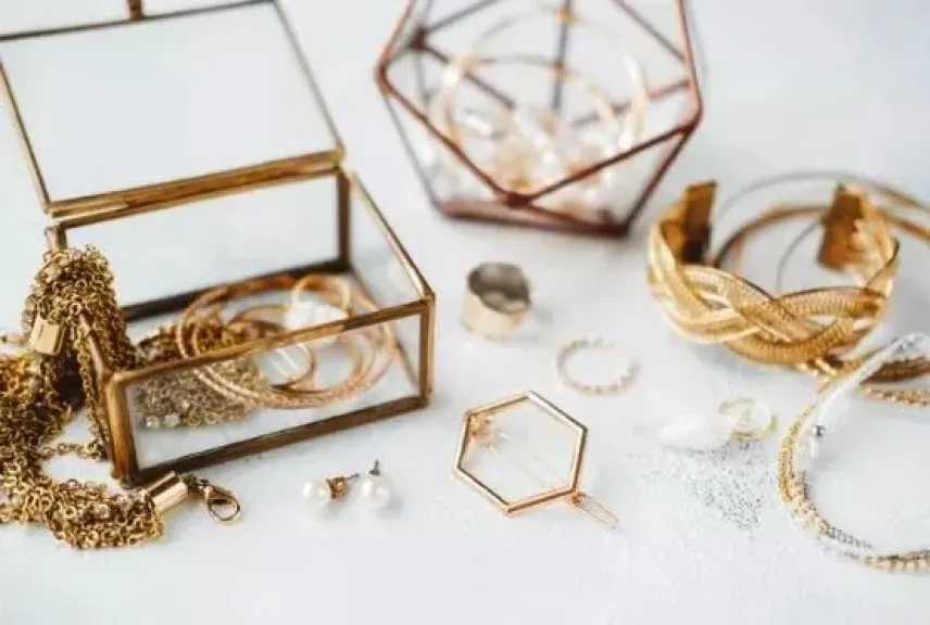 طرق مبتكرة لاستعادة بريق الذهب بأساليب منزلية بسيطة