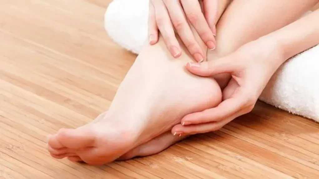 سر العناية بالكعبين.. وصفة فعّالة لاستعادة نعومة قدميك