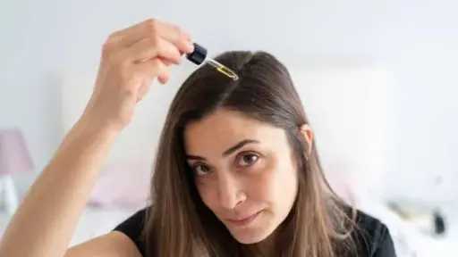 أسرار العناية بشعركِ.. زيوت طبيعية لإطلالة شتوية مشرقة أسرار العناية بشعركِ.. زيوت طبيعية لإطلالة شتوية مشرقة