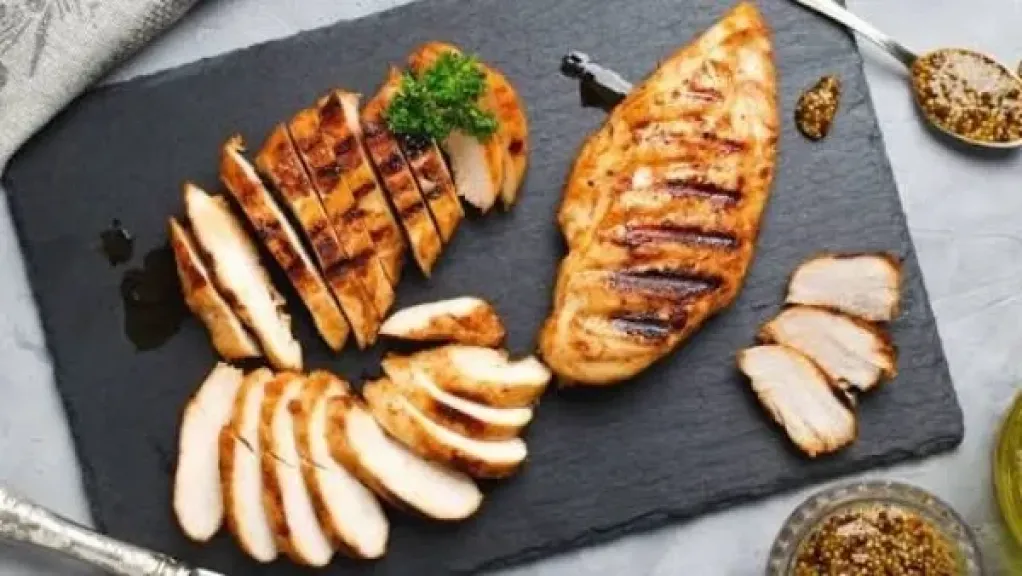صدور الدجاج بالروزماري