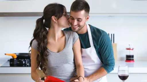 أطعمة قد تضعف أداء الرجل.. نصائح للحفاظ على حياة زوجية صحية